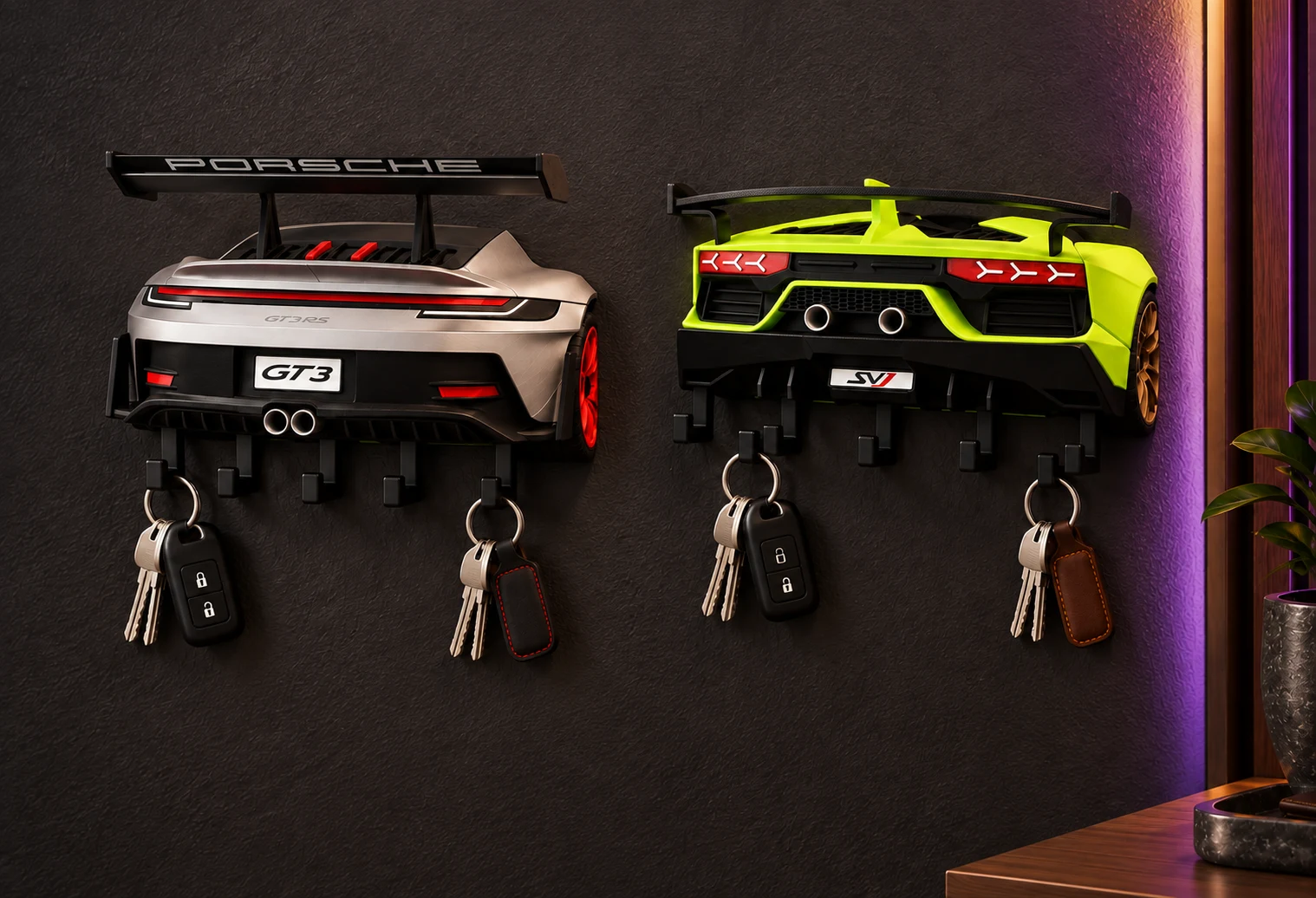 Dois porta-chaves automotivos em uso na parede